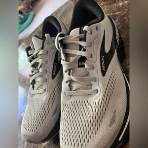 COPY - Women brooks.